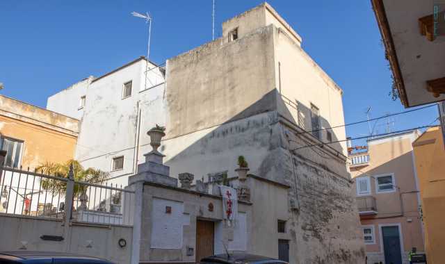 Torrioni, cortili e ipogei: a Carbonara di Bari c'� un castello normanno dell'XI secolo